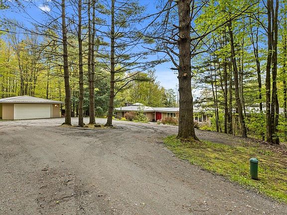 3rd image of 835 Alpine View Road