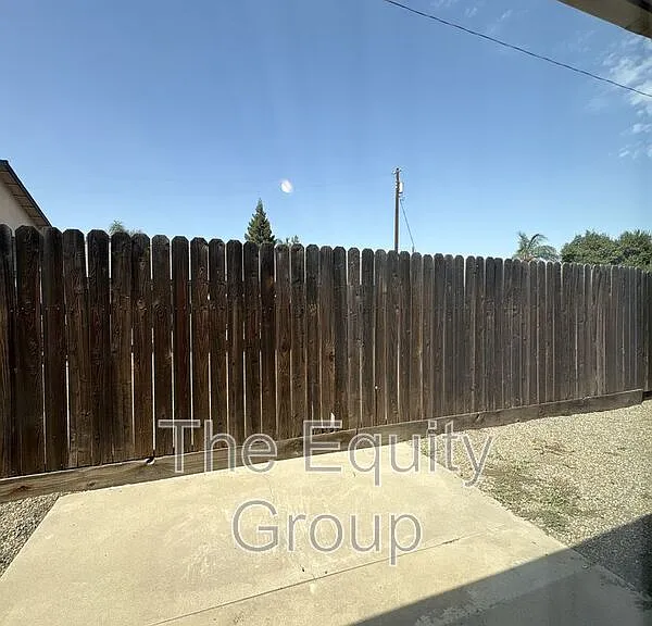 907 S Demaree St — Photo 13