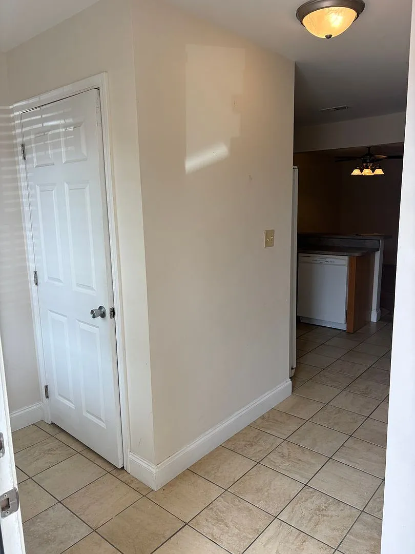 Convenient/quiet location, off street parking — Photo 2