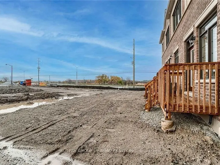 492 Bergamot Ave — Photo 35