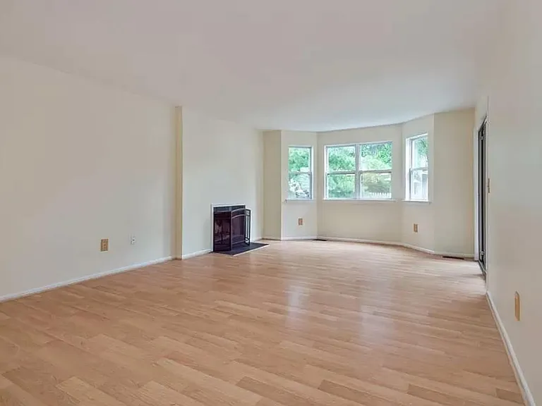 356 Keswick Dr — Photo 5