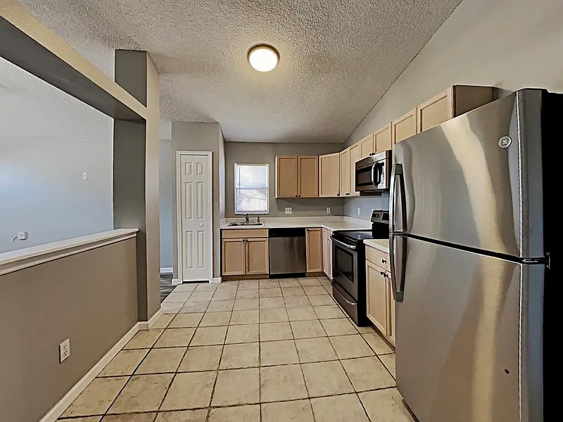 3 bed, 2.0 bath, 1104 sqft, $1,825 — Photo 4