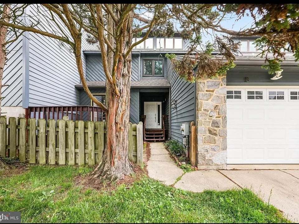 8 Foxtail Ct