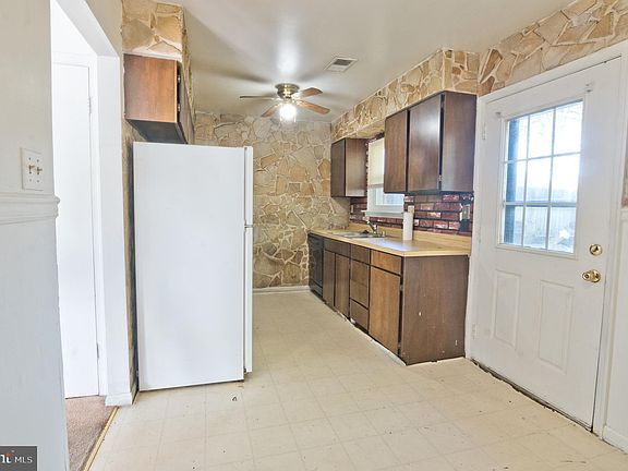 5th image of 303 Goose Creek Dr