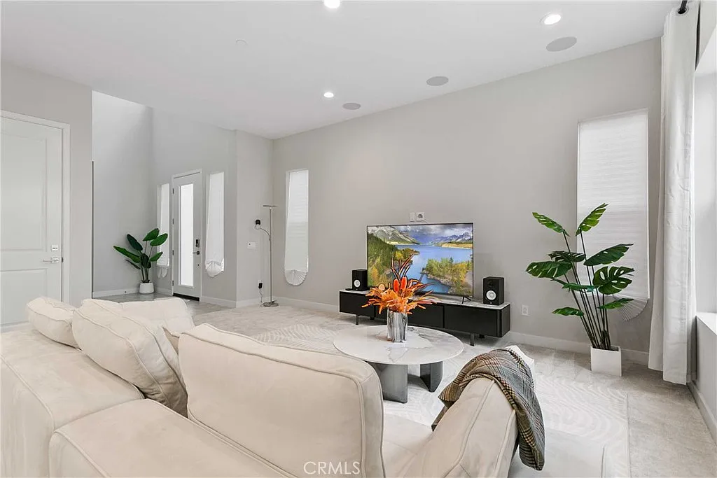 5 bed, 2799 sqft, $7,800 — Photo 3
