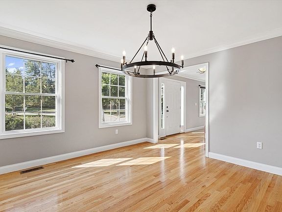 4th image of 19 Benjamin Ln