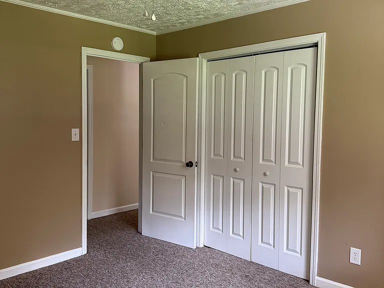 210 Oak St — Photo 9