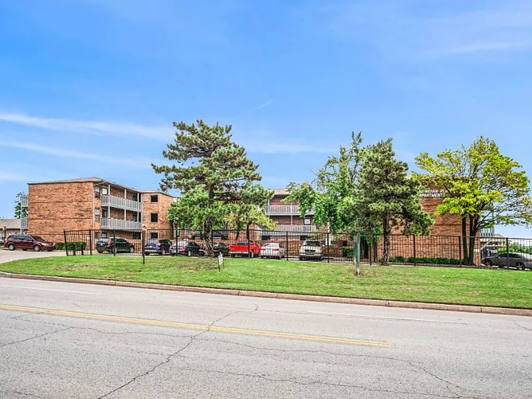 Meridian Place Apartments — Photo 7