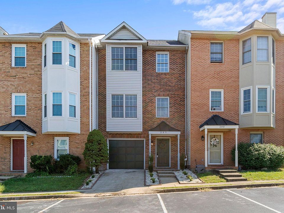 1st image of 202 Barrie Pl