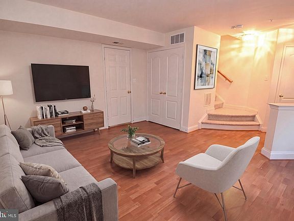 4th image of 2133 Clark Pl