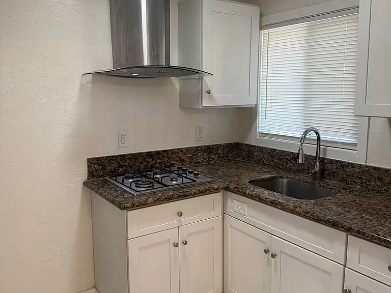 819 S Cypress Ave — Photo 4
