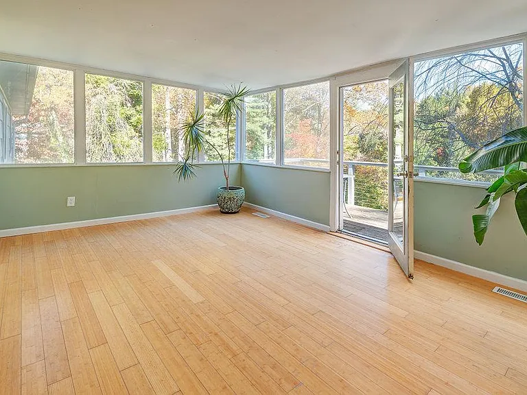 22 Greenleaf Cir — Photo 13