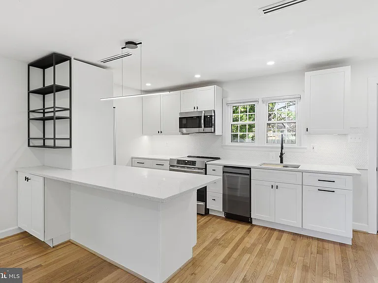 465 Hampton Ct #115 — Photo 9