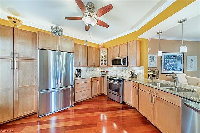 Beautifully upgraded custom kitchen!
