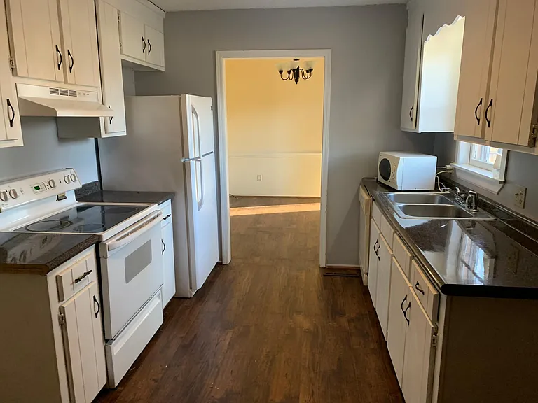 3501 Woodview Dr — Photo 9