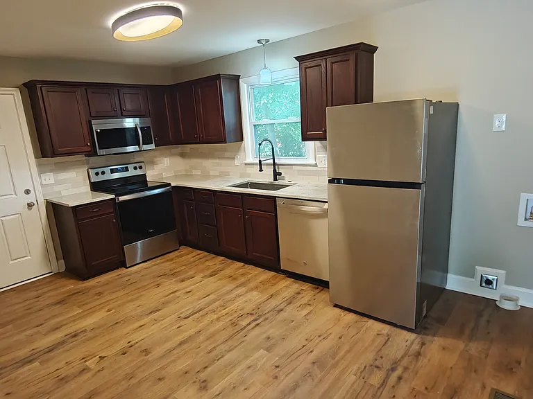 106 W Chestnut St — Photo 4