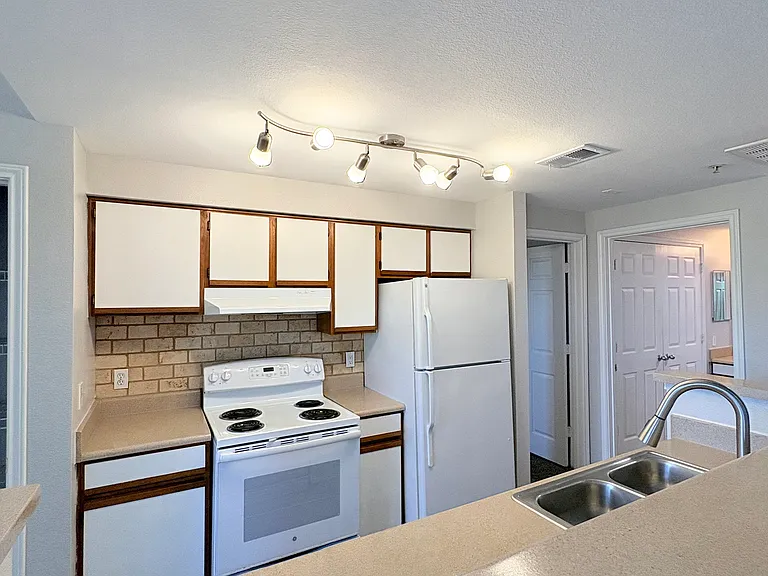 San Pedro Apartments — Photo 40