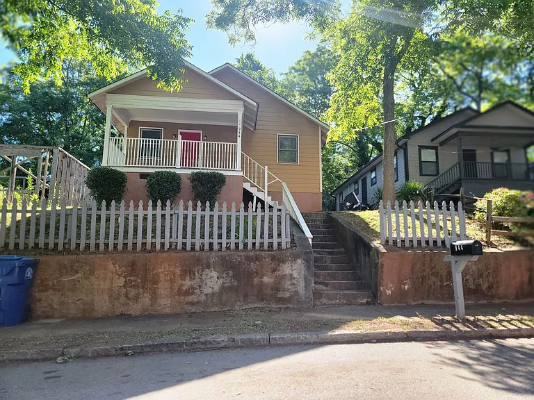 944 Smith St SW — Photo 2