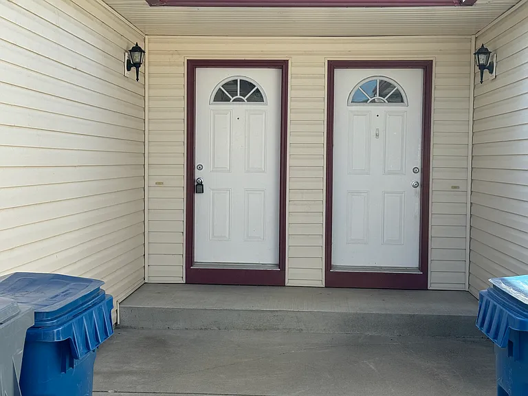 915 NW Maggie Ct #B — Photo 2
