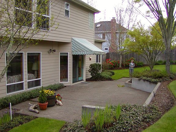 Lower Patio in Back