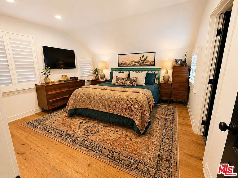 5245 Ventura Canyon Ave — Photo 12
