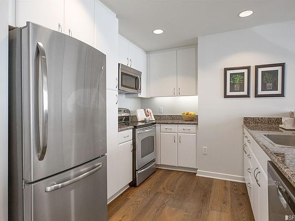 4th image of 250 King St Unit 674