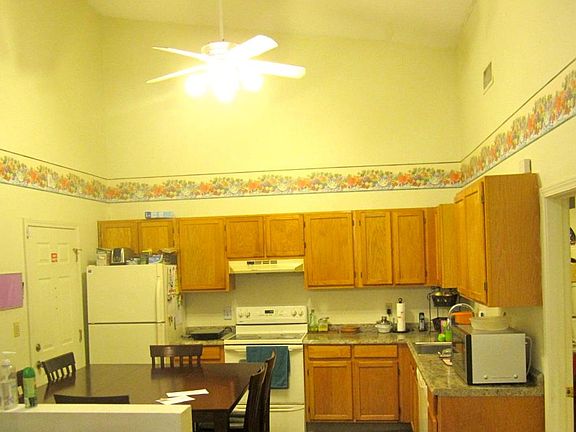 Kitchen and eat-in area w/high ceilings, ceiling fan