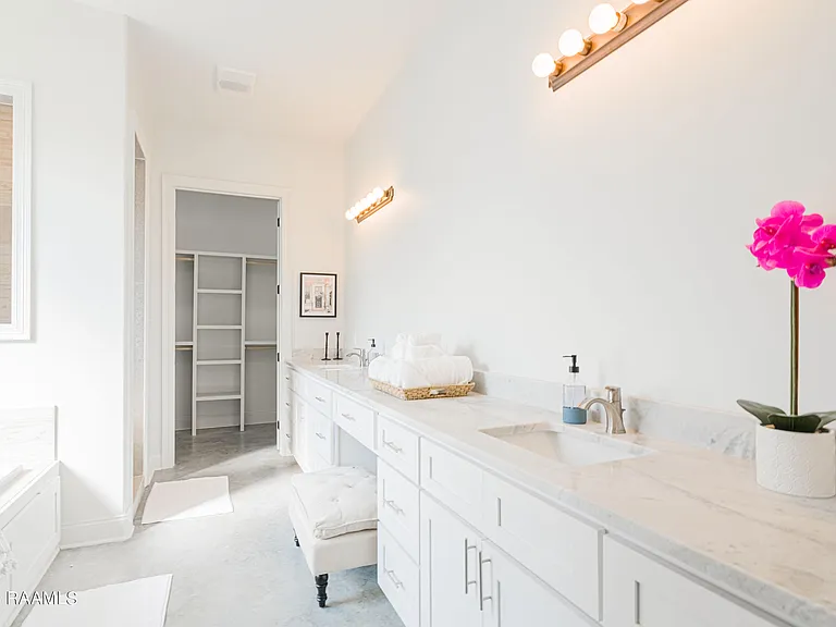 404 E Martial Ave — Photo 11
