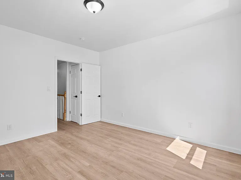 2055 Dickinson St — Photo 17