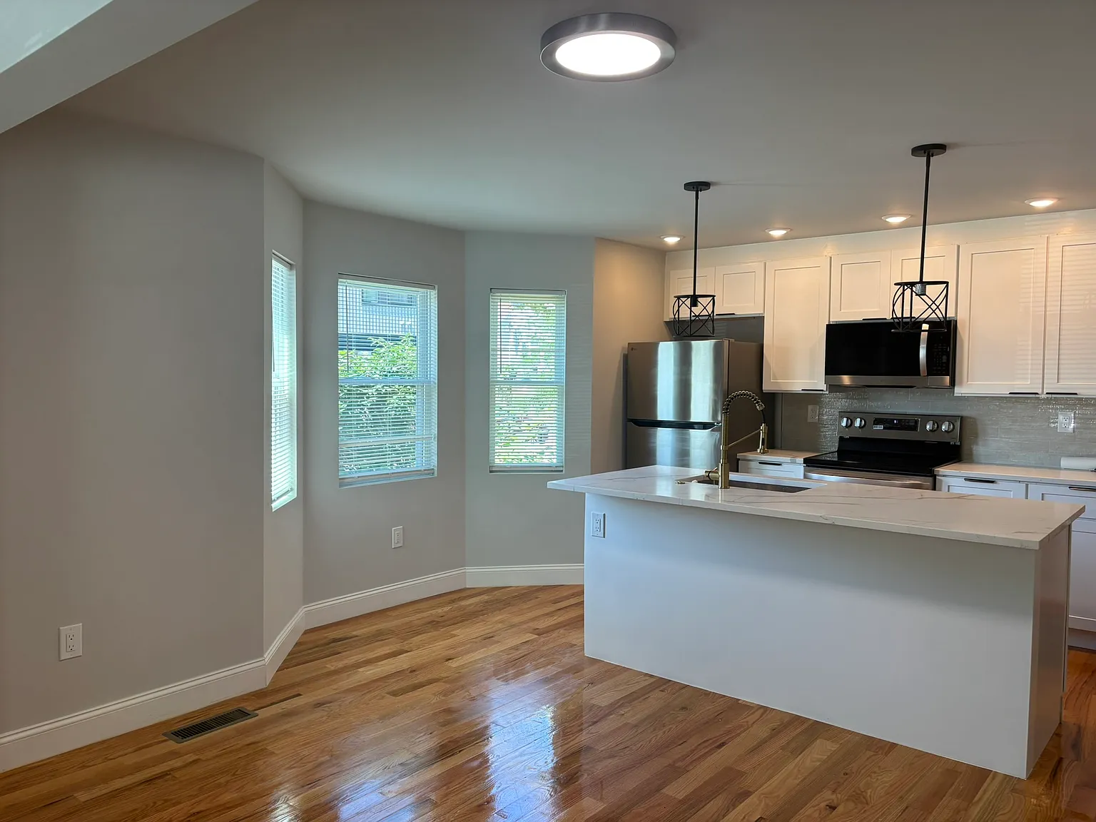 3 bed, $3,800 — Photo 2
