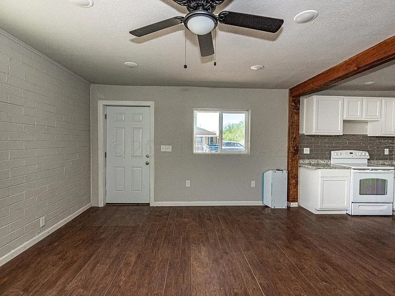 2433 E Cameron Vis — Photo 2