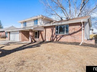 21712 Greenlawn Rd, Elkhorn, NE 68022