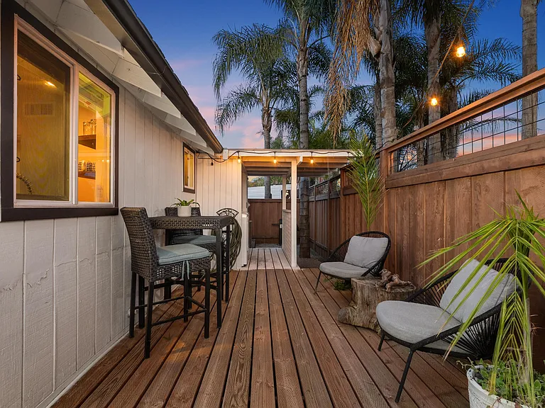 Los Cerritos Ln — Photo 15