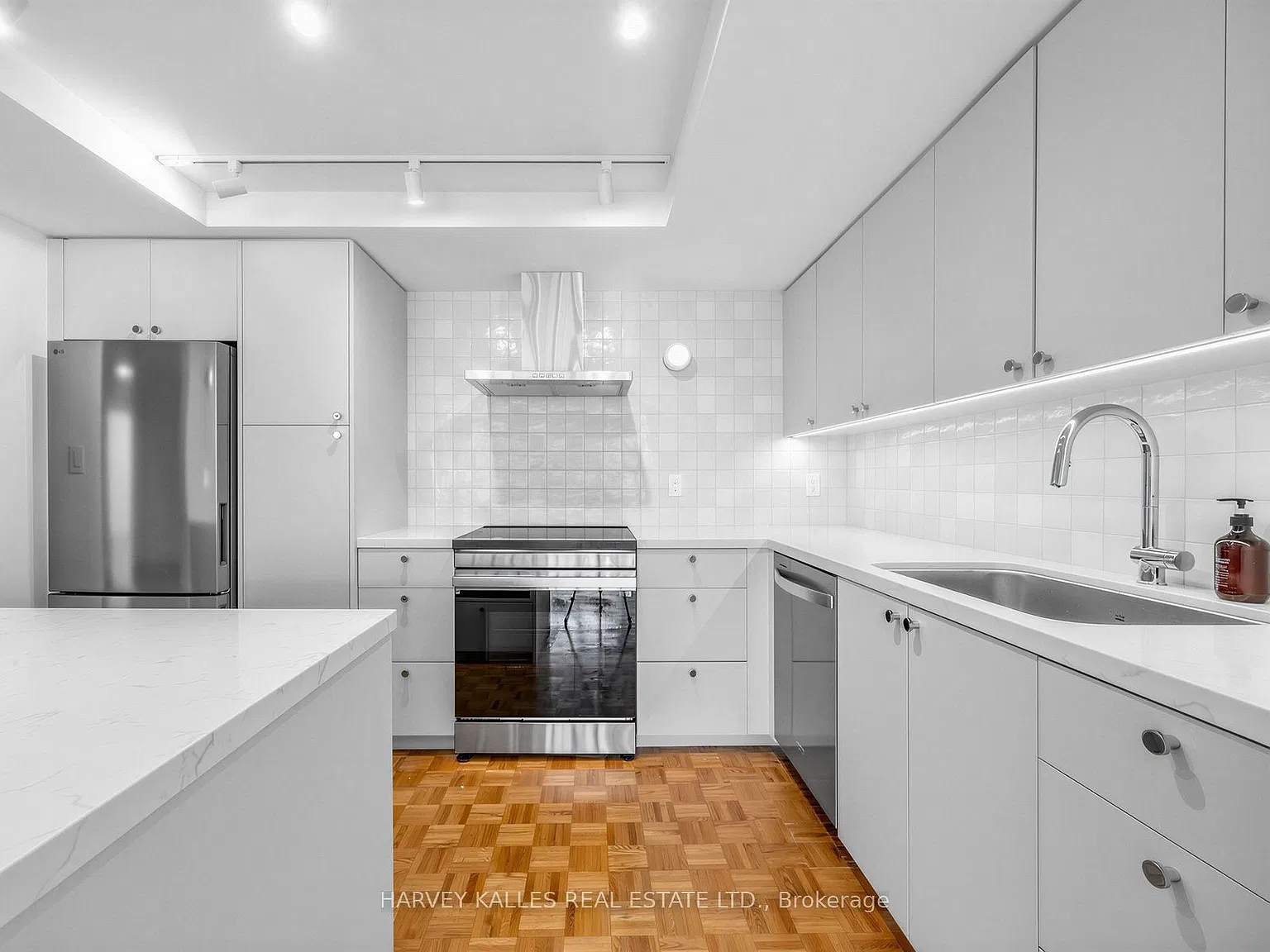 71 Charles St E — Photo 3