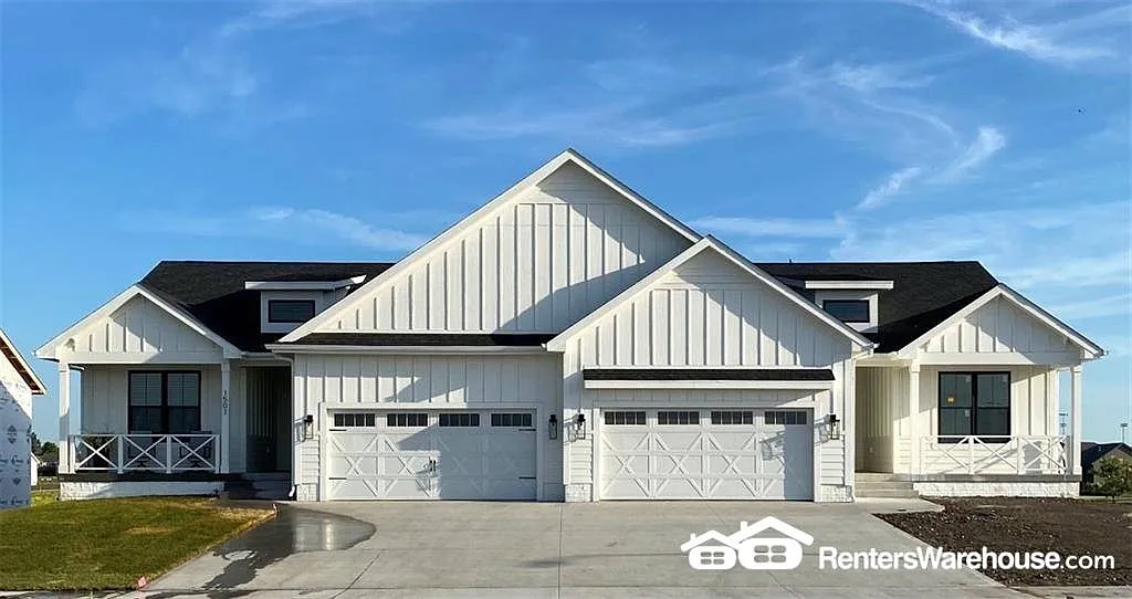 Executive Twin Home, 4 Bed, 3 Bath Ranch Style with 2 Stall Garage — Photo 1