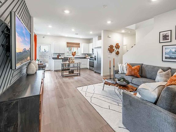 3rd image of 8370 Vermilion Dr