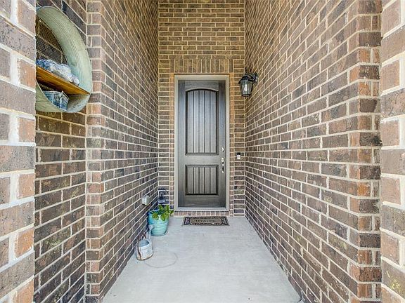 3rd image of 403 Morning Glory Ln