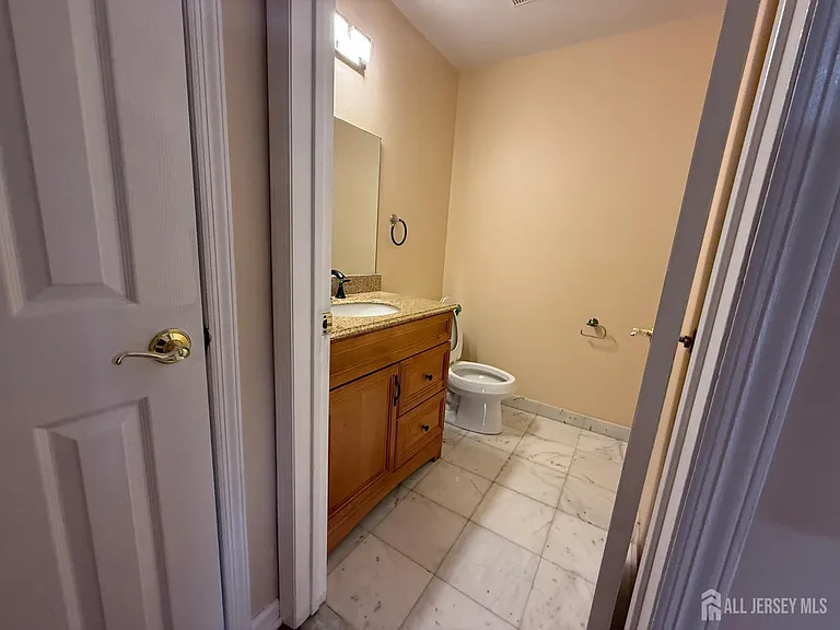1302 Edison Glen Ter — Photo 12