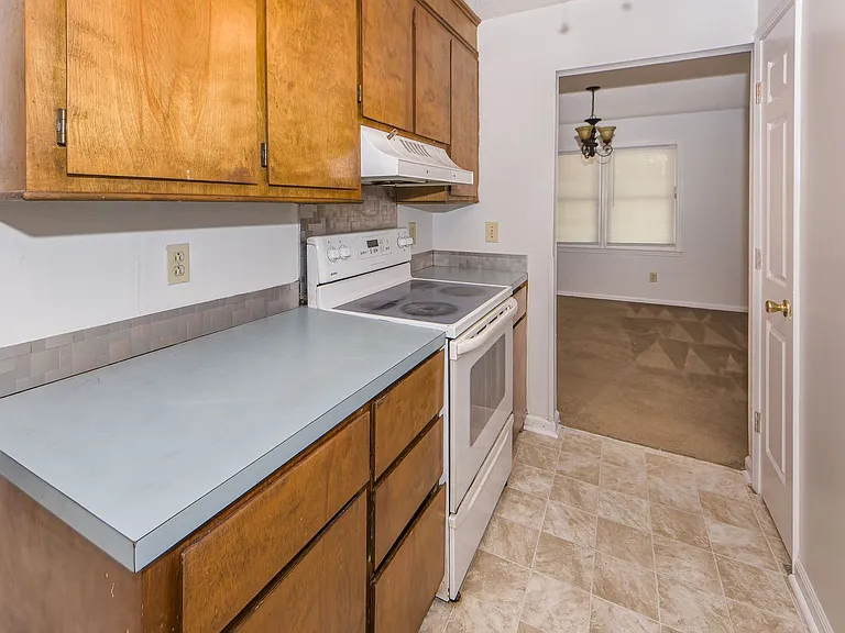 305 Chessington Cir — Photo 7