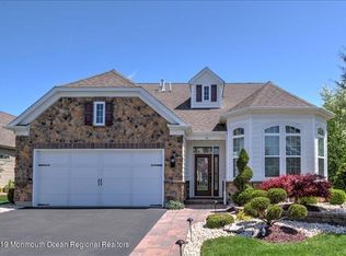 14 E Black Heath Ct, Farmingdale, NJ 07727