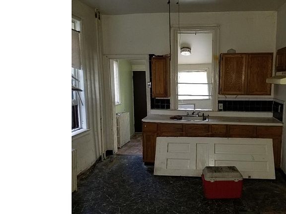 3rd image of 727 E Ontario St