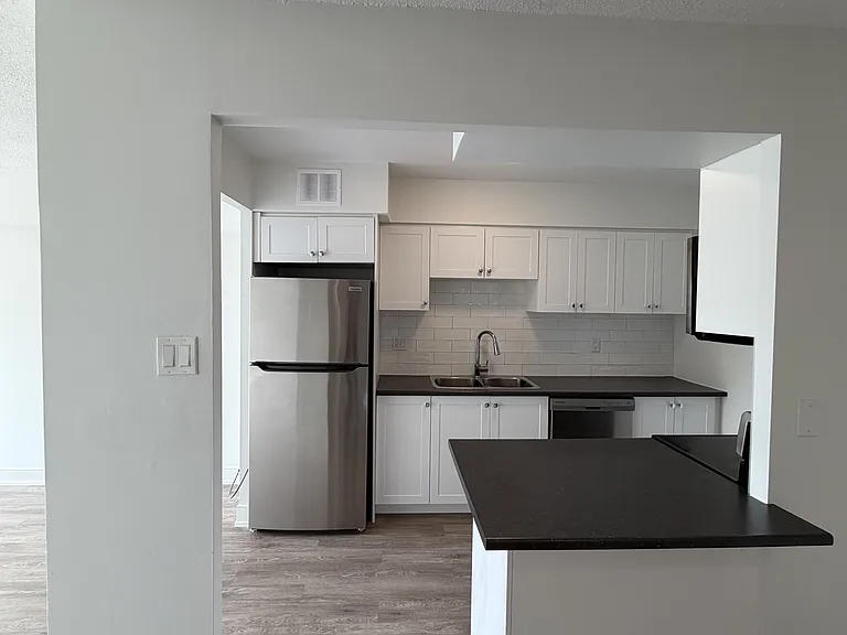 147 Wellington St W #202 — Photo 9