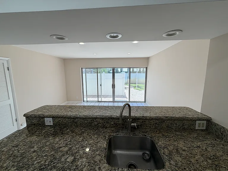 499 W Conference Dr — Photo 10