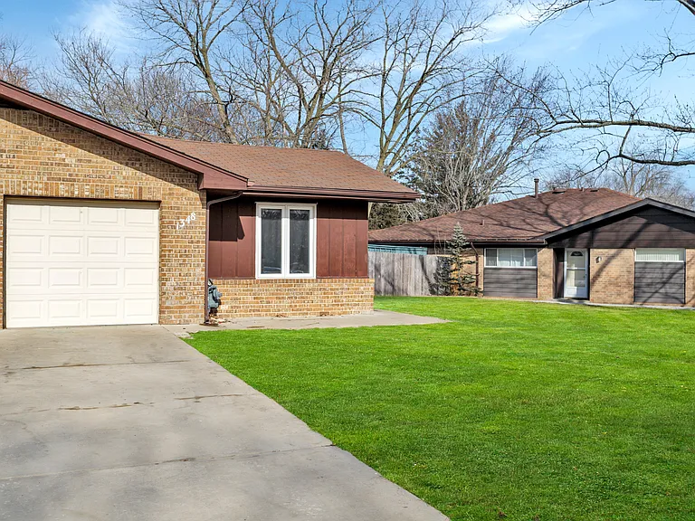1348 Beverly Ln — Photo 2