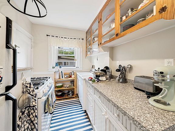 5th image of 592 Washington St APT 5