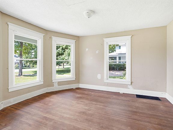 4th image of 703 W Broadway