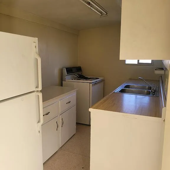 2415 Baker St — Photo 2