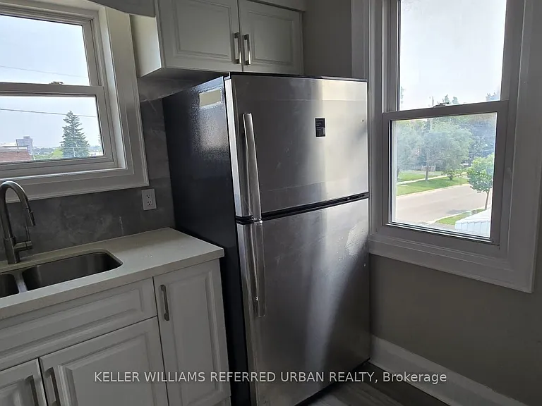 399 King St W — Photo 2