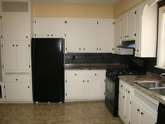 3rd image of 16 1st Ave