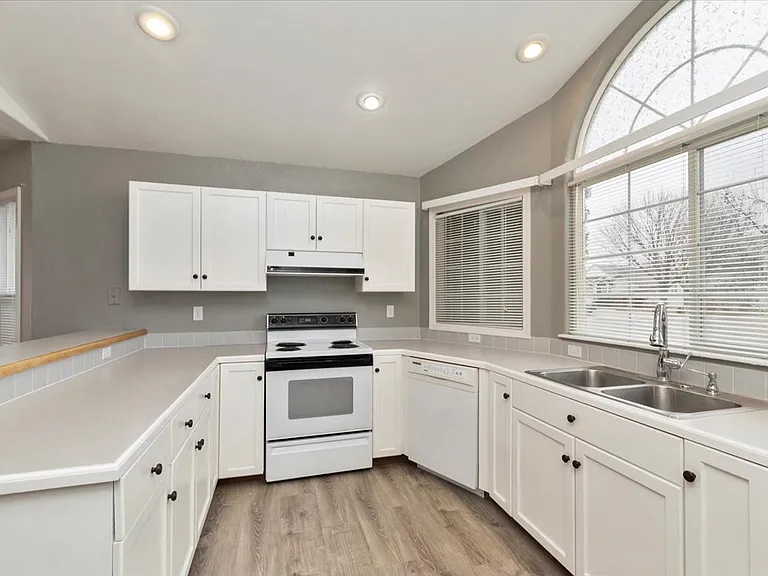 4245 S Danridge Ave — Photo 15